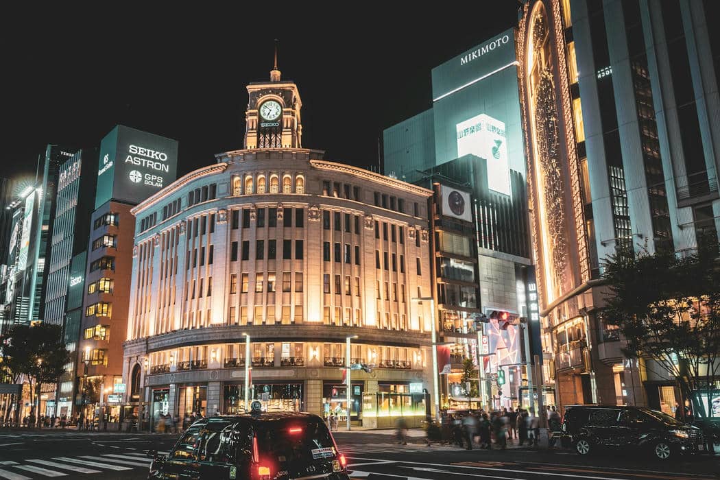 La célèbre tour de l'horloge Seiko sur le bâtiment Wako dans le quartier de Ginza à Tokyo, illuminée de nuit.